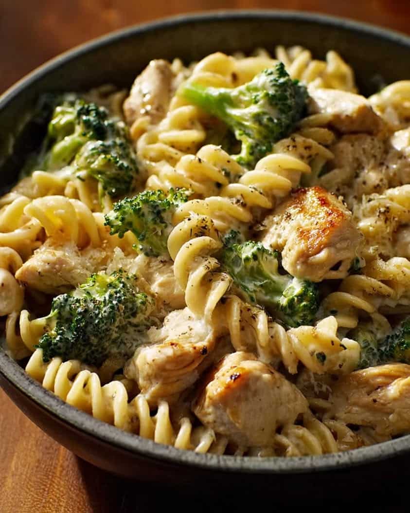 Creamy Garlic Chicken Pasta with Broccoli Recipe